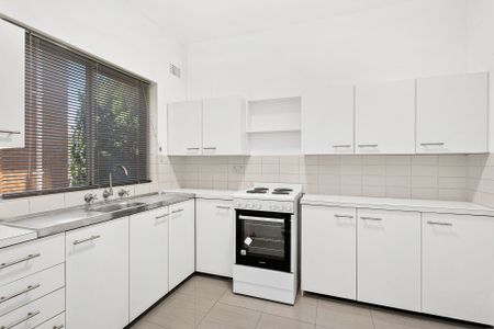 Coastal Living at Its Best in the Heart of Brighton-Le-Sands - Photo 2