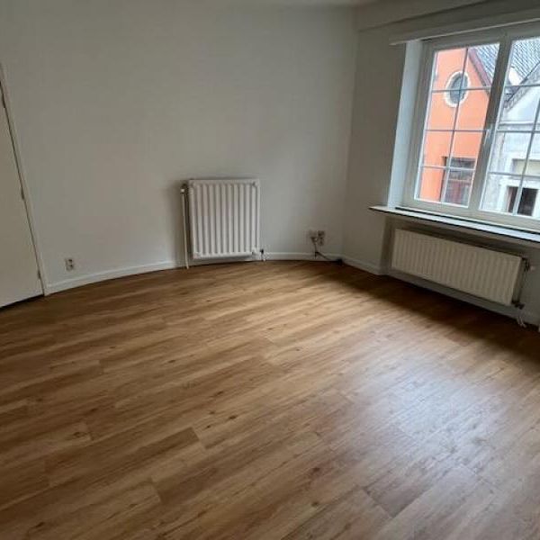 Gezellig appartement met 1 slaapkamer, lift, nieuwe badkamer en aparte keuken op de grote markt - Photo 1