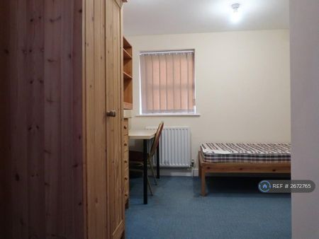 1 bedroom in a flat share to rent - Photo 5