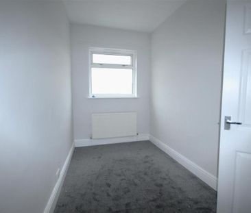 2 bedroom end of terrace house to rent - Photo 2