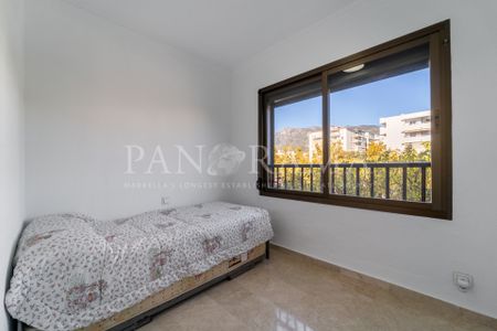 Bright beachfront apartment in the center of Marbella - Photo 4