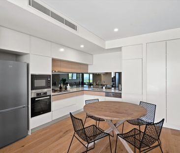 Stunning Apartment, Sweeping Water Views - Photo 3