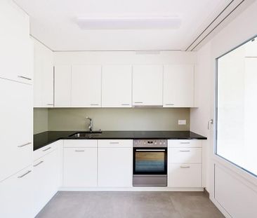 Moderne 2-Zimmer-Wohnung mit grossem Balkon! - Photo 2