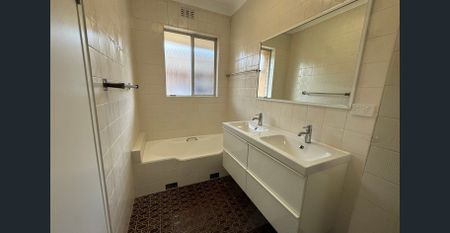 Freshly Painted Two Bedroom Apartment - Photo 5