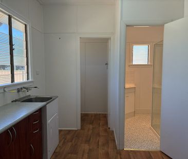 Wheel chair friendly 4 bedroom home - Photo 6