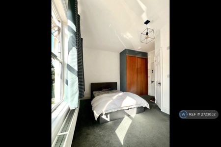 1 bedroom in a house share to rent - Photo 2