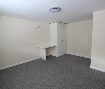 3 bedroom flat to rent - Photo 4