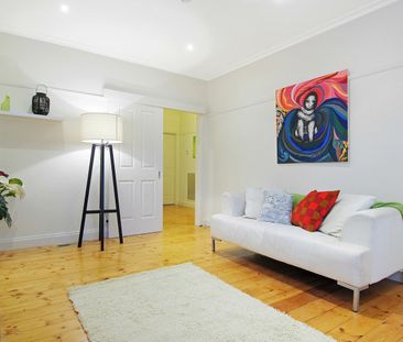 Charming 2-3 Bedroom Home with Private Courtyard - Photo 2