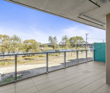 Style, Privacy, and Riverfront views - Photo 5