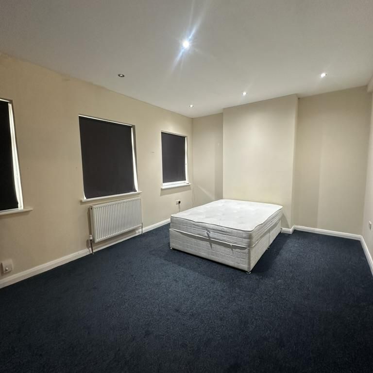 4 bedroom flat to rent - Photo 1