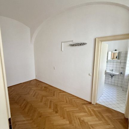 UNBEFRISTETE, GEPFLEGTE 2-ZIMMER-WOHNUNG MIT GEMEINSCHAFTSTERRASSE PROVISIONSFREI ZU MIETEN! - Photo 1