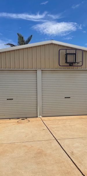 Huge property in quiet street. - Photo 1