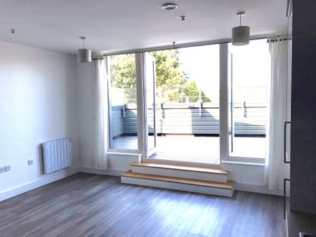 Penthouse Apartment to let in Norwich with private roof terrace - Photo 4