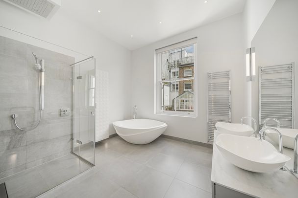 Luxury three-bedroom apartment in Kensington - Photo 1