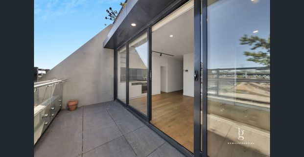 Stylish & Light-Filled Apartment - Photo 1