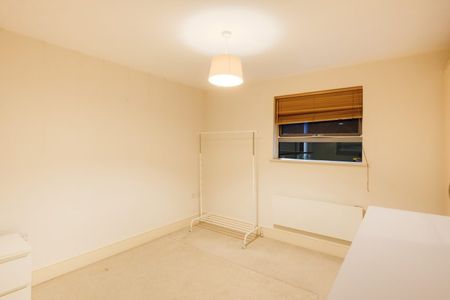 1 Bed Flat - Photo 4