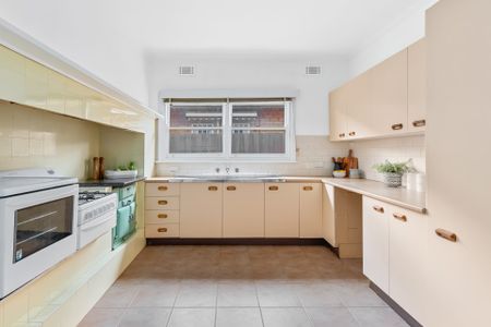 Comfortable Living on Bird Avenue! - Photo 4