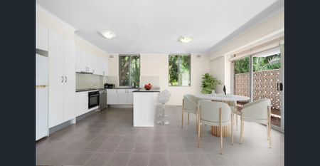 Spacious 3 Bedroom Ground Floor Apartment located moments to all of Double Bay's offerings ! - Photo 3