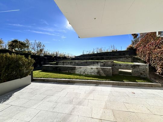 Duplex with high-end finishes and panoramic views of the lake and mountains - Photo 1