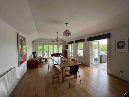 Classic Four Bedroom Villa Recently Renovated - Photo 5