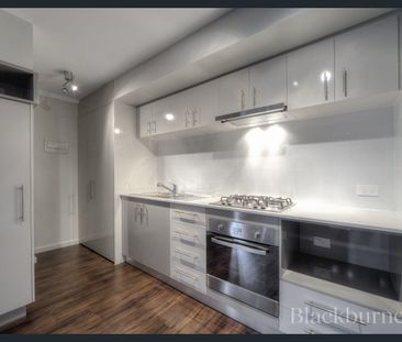 STUNNING APARTMENT, PERFECT LOCATION, QUALITY FINISHES - Photo 5