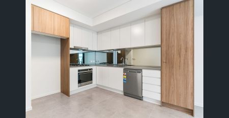 Spacious, Light & Bright Apartment In Top Location - Photo 2