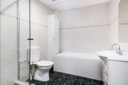 Ground Floor Two Bedroom Terrace Apartment - Photo 5