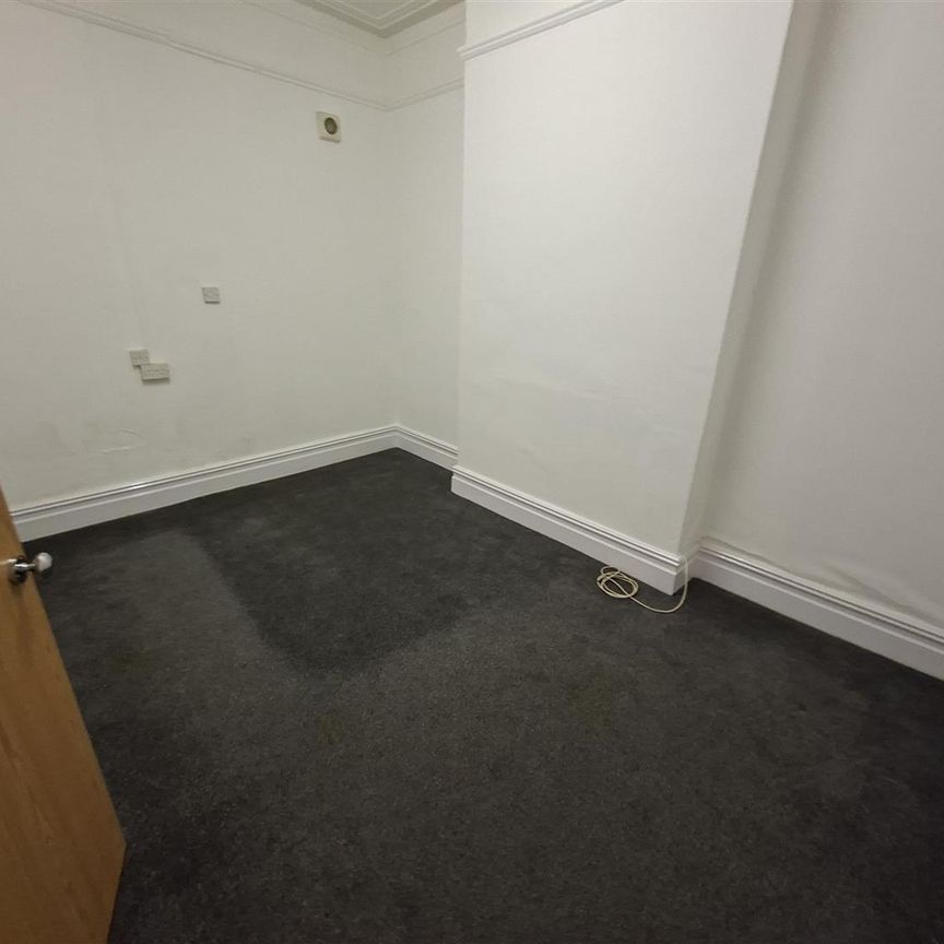 Howard Gardens, Cardiff - Photo 1