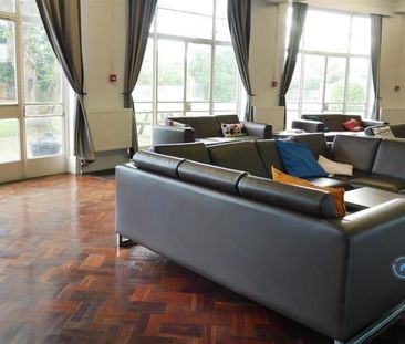 1 bedroom in a flat share to rent - Photo 2