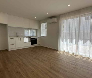 Charming 2-Bedroom Townhouse Available in Edgeware - Photo 1