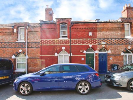 A recently redecorated four bedroom house located in St Andrews just off Gloucester Road with easy access to the local shops and restaurants. Perfect for either a family or four people sharing. Available in May, Furnished, EPC - C. - Photo 2