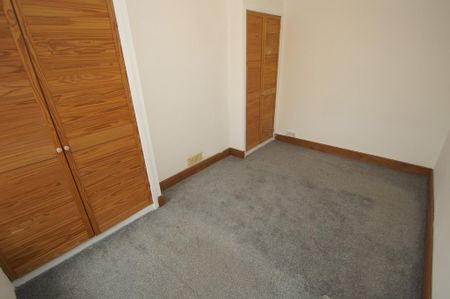 2 bedroom end of terrace house to rent - Photo 3