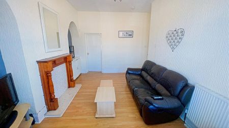 4 bedroom flat to rent - Photo 2