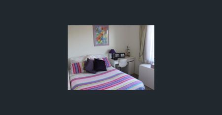 CONTEMPORARY APARTMENT IN PRIZE LOCATION WITH LOCK-UP GARAGE - Photo 2