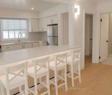 7 Sussex Avenue #main floor - Photo 6