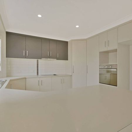 IMMACULATE THREE-BEDROOM HOME - Photo 3