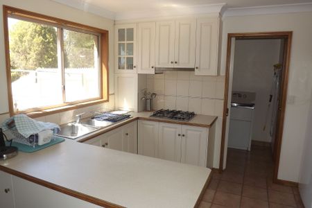 One Furnished Room Available with Shared Facilities. Close to Everything, Outgoings Included in the - Photo 3