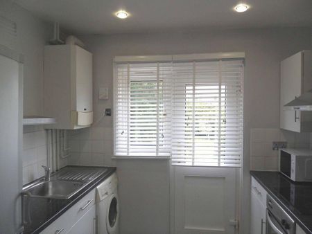 4 bedroom semi-detached house to rent - Photo 5