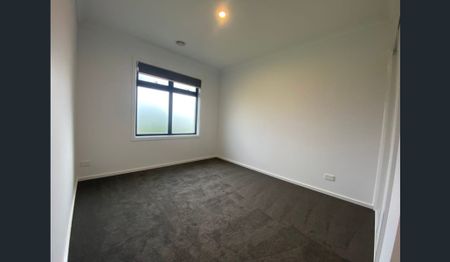 Modern 3-Bedroom Townhouse – Walk to Cowes Township - Photo 5