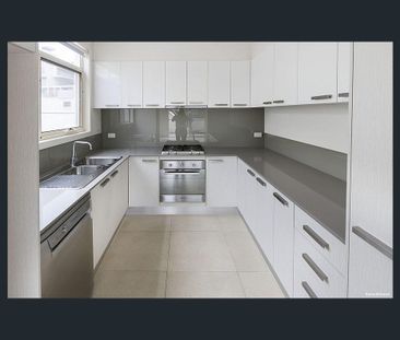 Modern Townhome - Photo 5