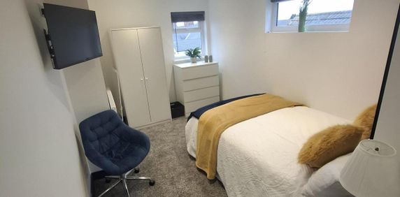 Room to let in newly refurbished HMO – Heneage Road - Photo 2