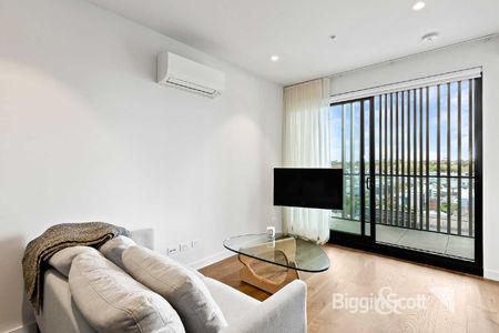 EXQUISITE 1 BEDROOM APARTMENT WITH LARGE BALCONY, NATURAL LIGHT, OFF STREET PARKING - Photo 2
