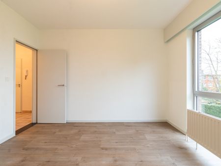 Volledig gerenoveerd appartement met autostaanplaats! - Photo 2
