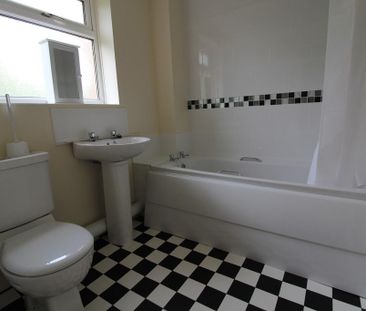 3 bedroom semi-detached house to rent - Photo 6