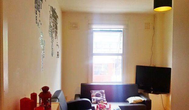 Cambridge Heath Road, London E2 - Photo 1