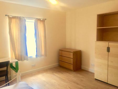 4 Bed Terraced House, Blackberry Terrace, SO14 - Photo 2