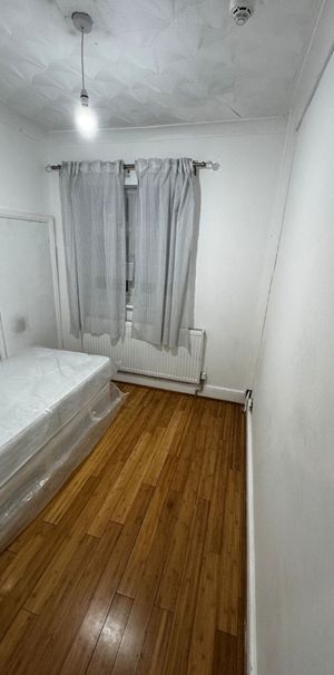 Room in a Shared House, Evanston Gardens, IG4 - Photo 1