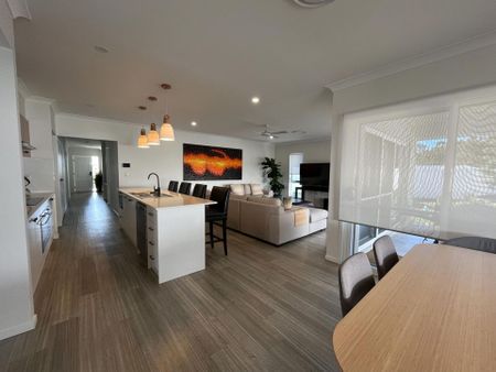 Stunning Large 4 Bedroom Home on Large Block - Photo 5