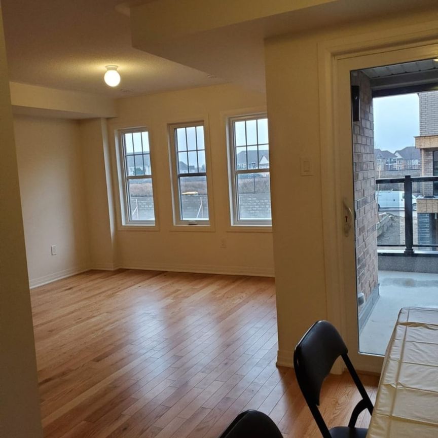 Three bedroom townhouse for.rent Bowmanville - Photo 1