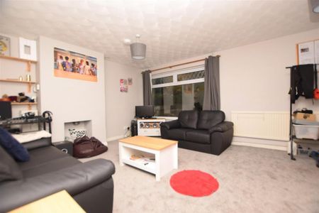 4 bedroom semi-detached house to rent - Photo 2